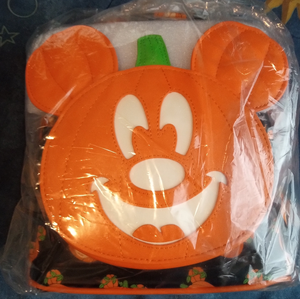 BNWT Glow in the dark Loungefly Mick-O-Lantern mini backpack